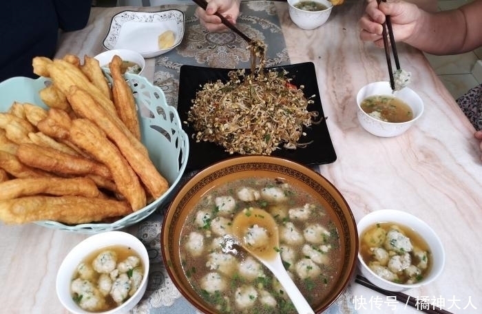 炸油条时,有人加鸡蛋,有人加泡打粉,其实都不对,教你正确做法