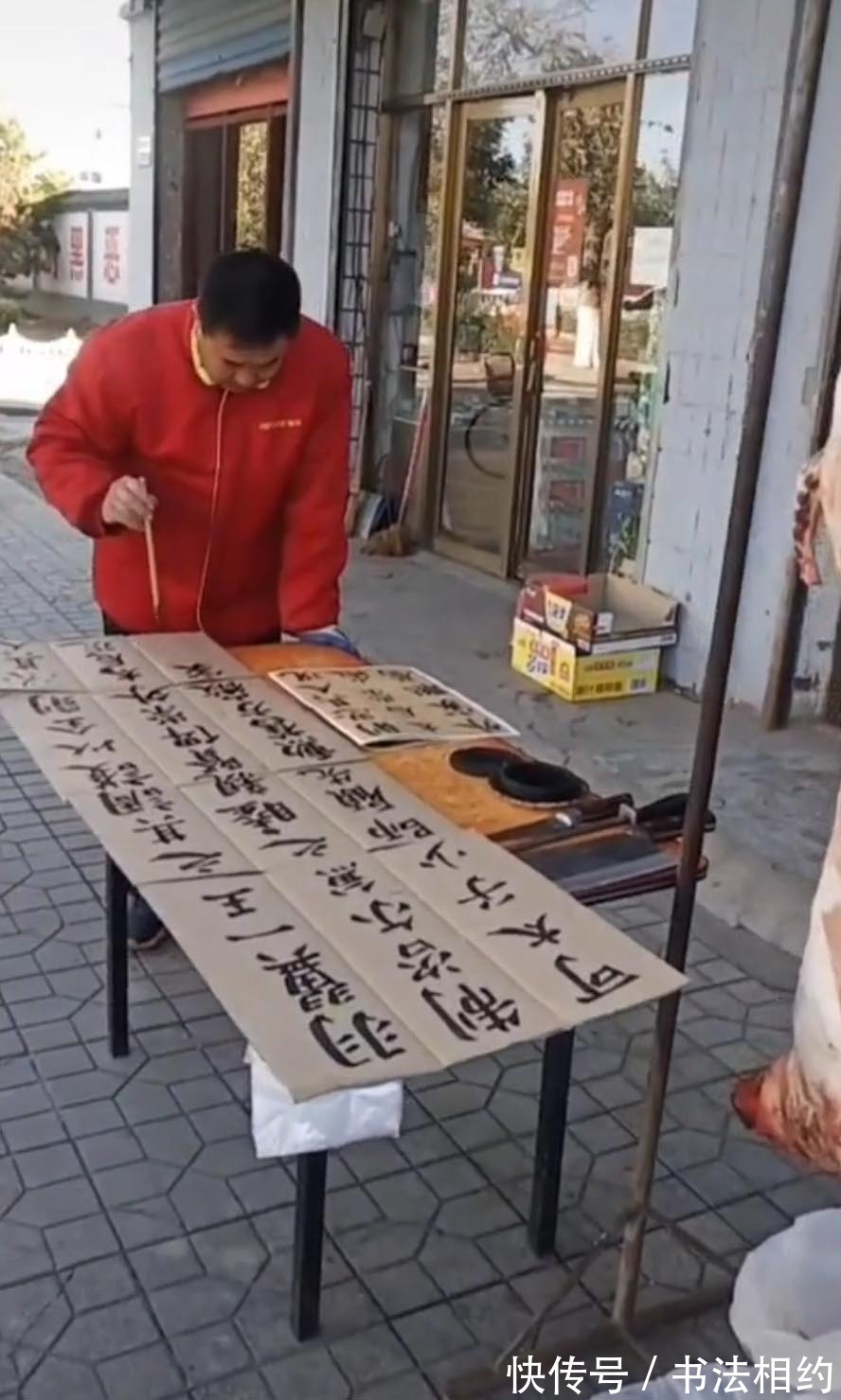 笔笔$羊肉汤老板废旧纸壳练颜楷走红,笔笔惊艳,网友:羊肉汤有翰墨味