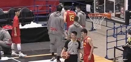 周琦|中国男篮大胜日本,周琦受伤离场,罪魁祸首竟然是张本天杰