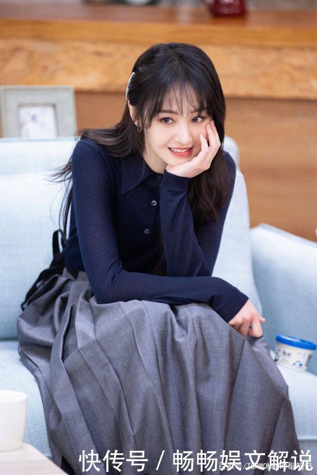 俏皮波浪卷配淡蓝百褶裙,认真营业的爽妹子,太可人了!