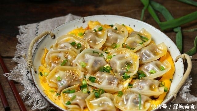  吃饺子不用水煮，加鸡蛋煎一煎，营养翻倍味道好，孩子天天点名要