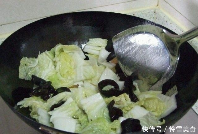炒“大白菜”时,很多人第一步就做错了,难怪口感差,还不入味