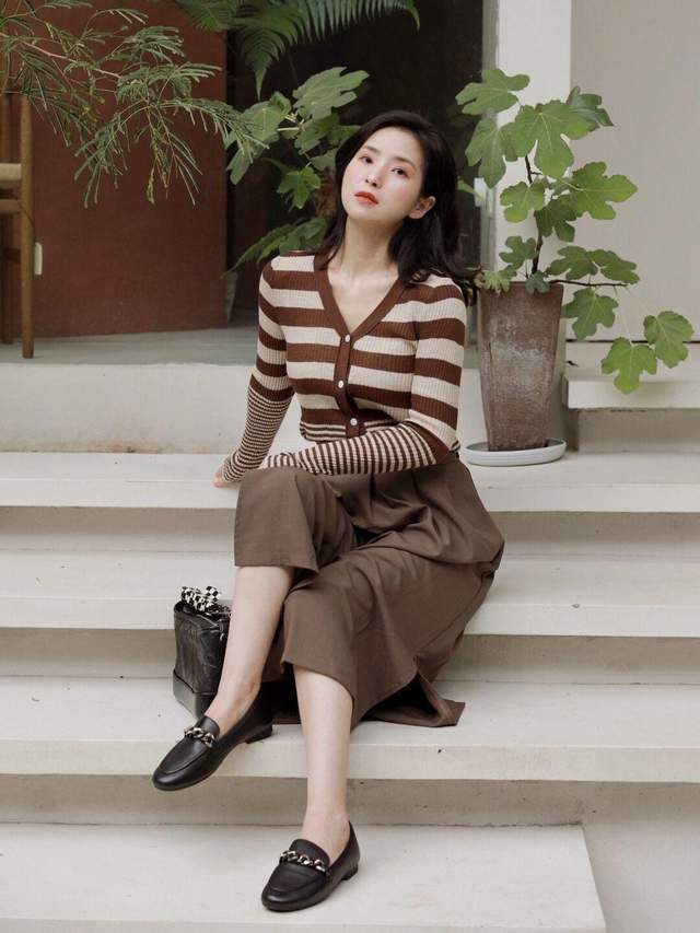 穿搭|秋季保暖怎么穿?不如试一试针织衫+牛仔裤,复古时髦又舒适