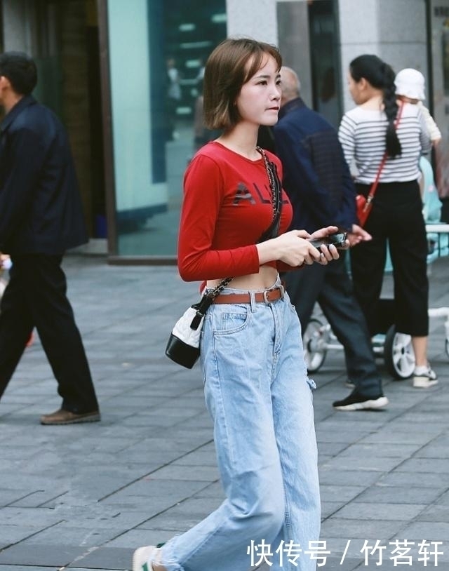 街拍干净清爽的小姐姐,身穿一件背心裙,甚是迷人