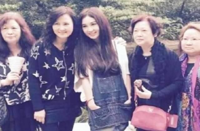 小镇姑娘|同龄发小,一个早生娃一个晚生娃,多年后再聚各方面差距让人唏嘘