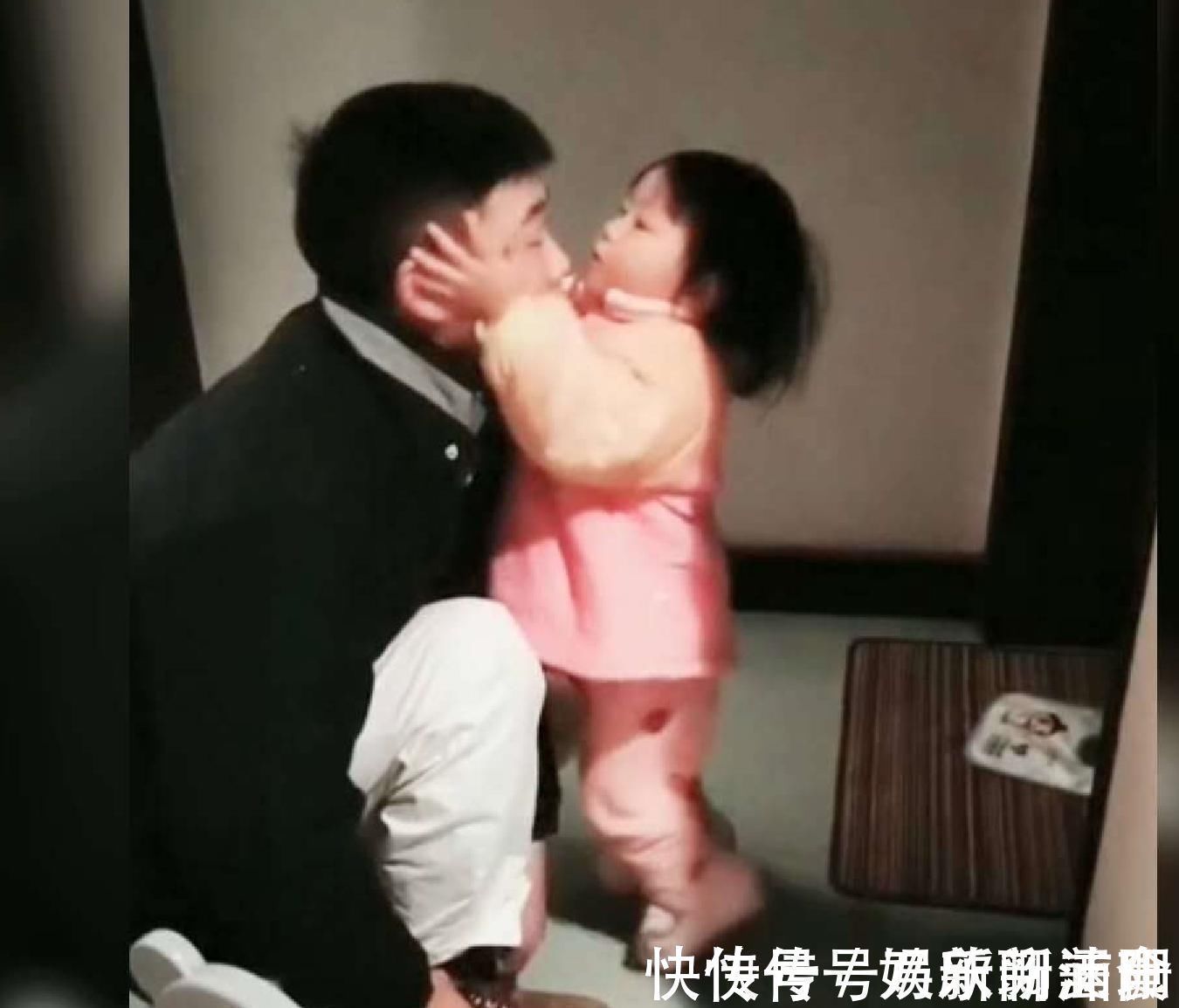 萌宝|爸爸一回家萌宝就开启“狗啃”模式,女儿不愧是爸爸的小情人