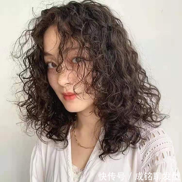 打理|打理烫发要用对造型品,用错效果会大打折扣,靠谱的方法是这样的