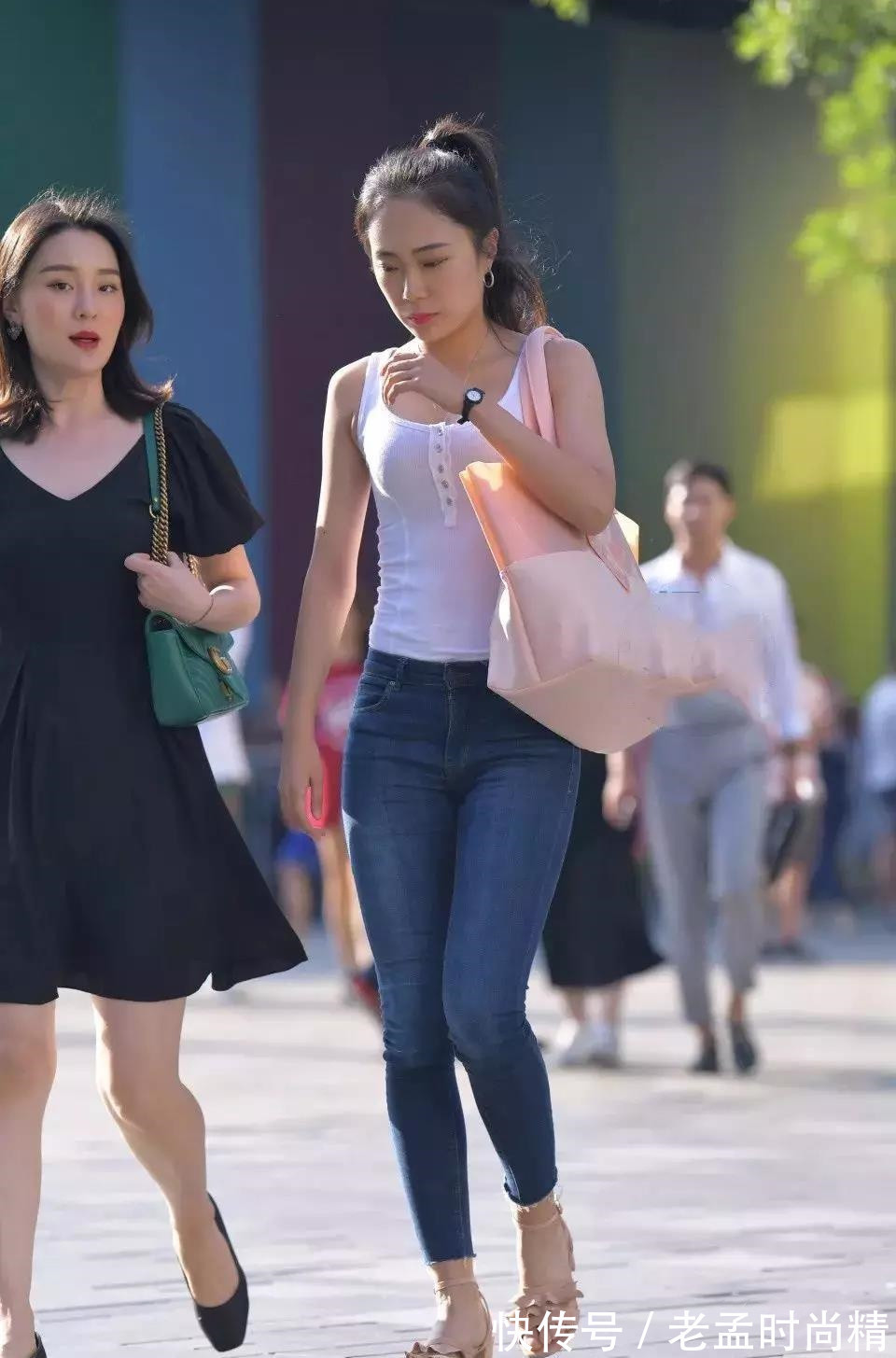 短裙|街拍: 一对时尚靓丽的闺蜜, 黑色连衣短裙美妇, 神似一位明星!