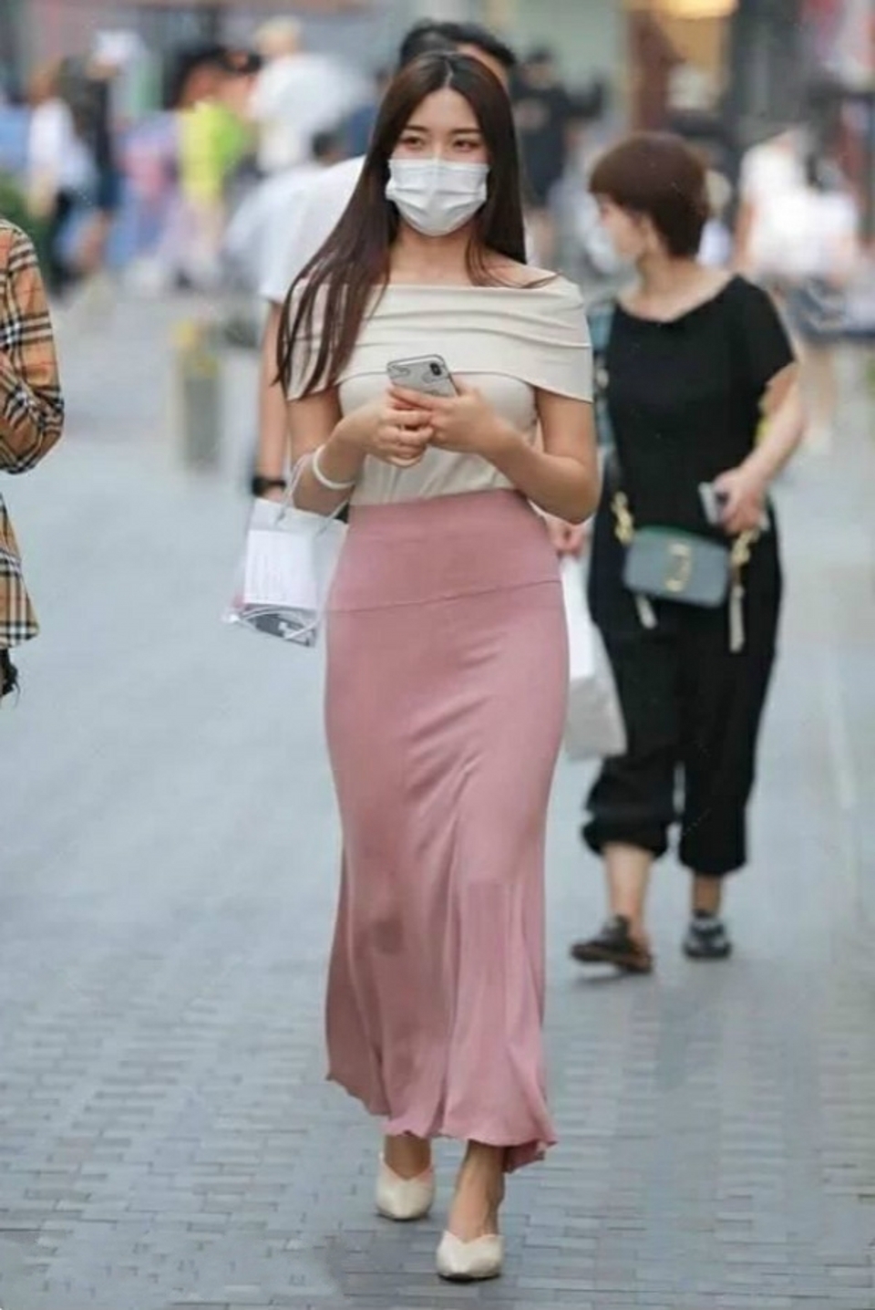 小姐姐|路人街拍，半身长裙搭一件一字领上衣，穿出了淑女的气质与魅力