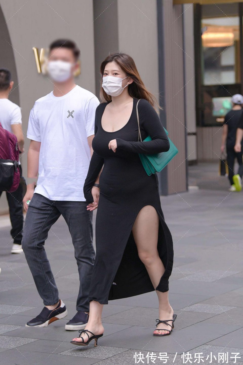 穿搭|小姐姐时尚的穿搭,黑色连衣裙,增添时尚气质