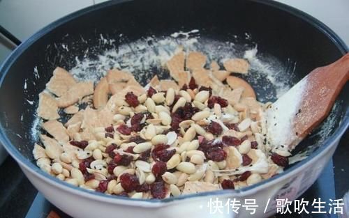 零食|网红零食雪花酥,其实自己在家也能做,甜而不腻,香酥可口