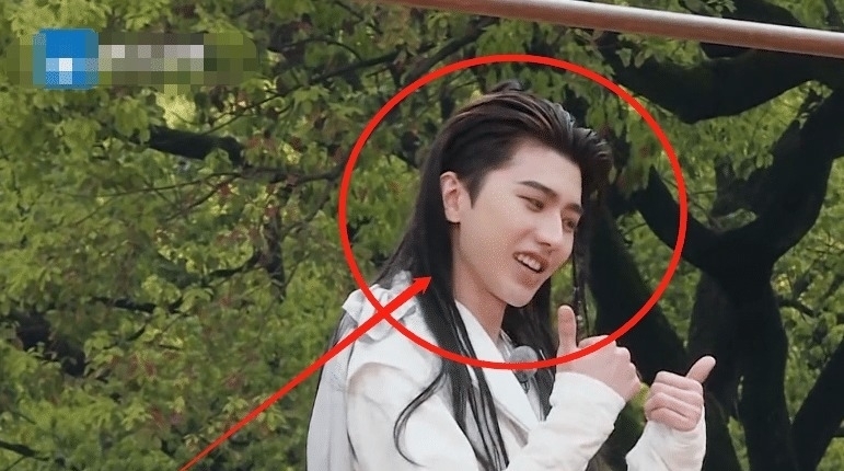 绅士 蔡徐坤起跳被调侃社会摇,一把接过张韶涵,他的绅士手却太圈粉了