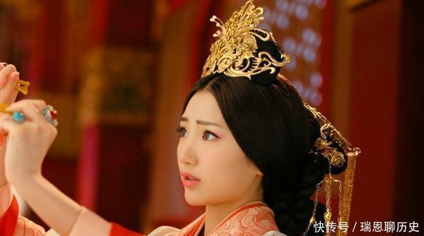 花园|皇帝瞒着皇后逛花园，次日皇后问皇帝一问题，却为何被杀了