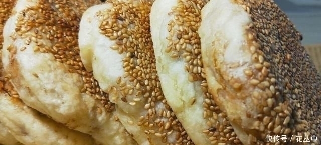烧饼|芝麻烧饼这样做真香,不揉不擀面,更不用调油酥,出锅一盘不够吃