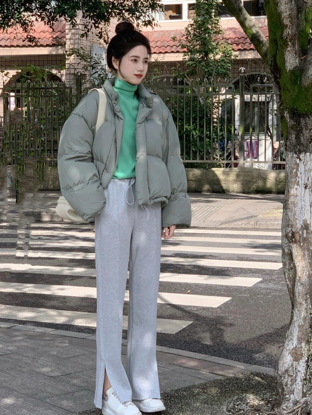 高领|被这组时髦洋气的羽绒服搭配折服了,保暖时髦,大家可以照搬