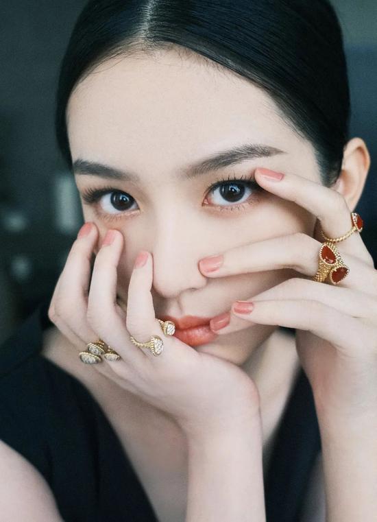 粉底|甜美“射手”周也的脸上 就没有难用的粉底吗?