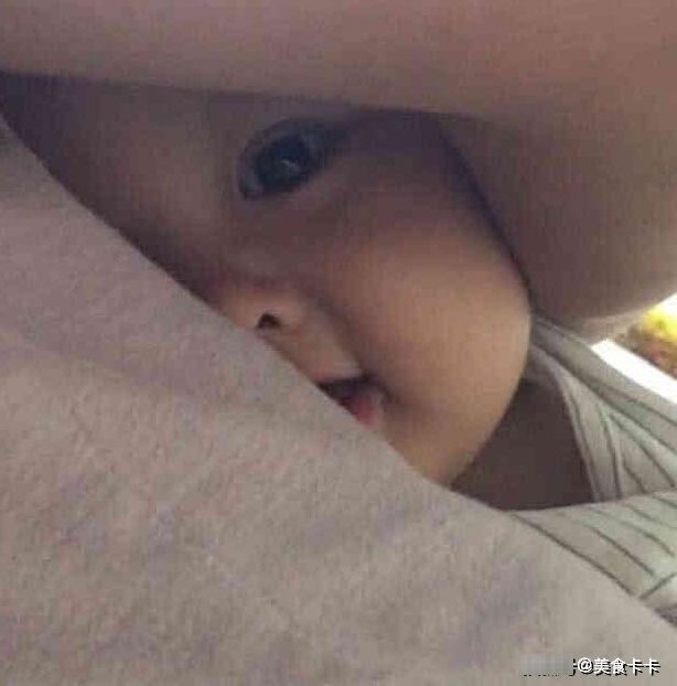 黄爸爸|爸爸抱着宝宝,以为宝宝睡着了,宝妈过去一看,宝宝乐开了花