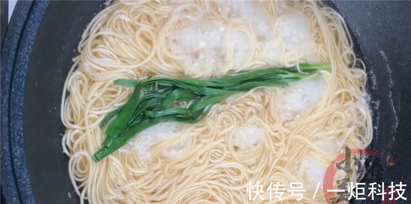 面条此吃法真过瘾,几分钟就完成,比牛肉面还香,早餐2大碗不够