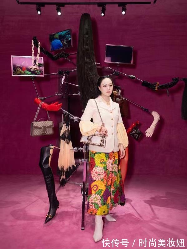 章小惠|被章小惠的“贵妇感”惊艳,穿西装配彩色印花裙,高贵又洋气