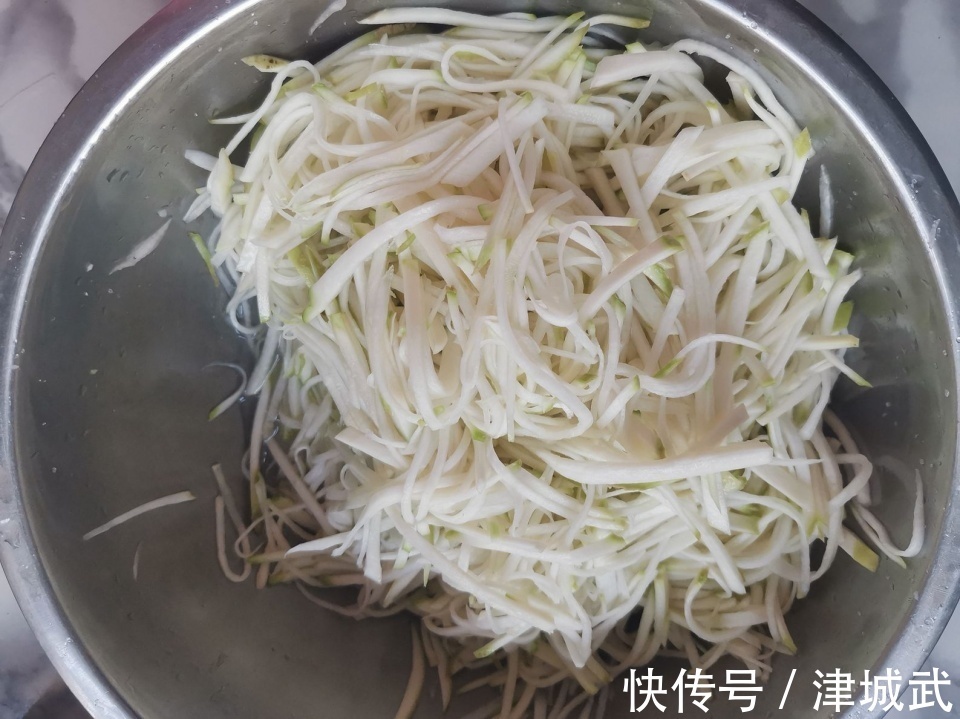 这碱性食材1块钱一斤,比萝卜还养人,拌拌吃一冬也不坏,杀菌防感冒