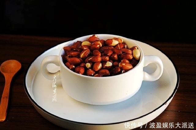 嘎嘣脆|天热花生米别油炸了,10分钟搞定,嘎嘣脆,好吃又健康