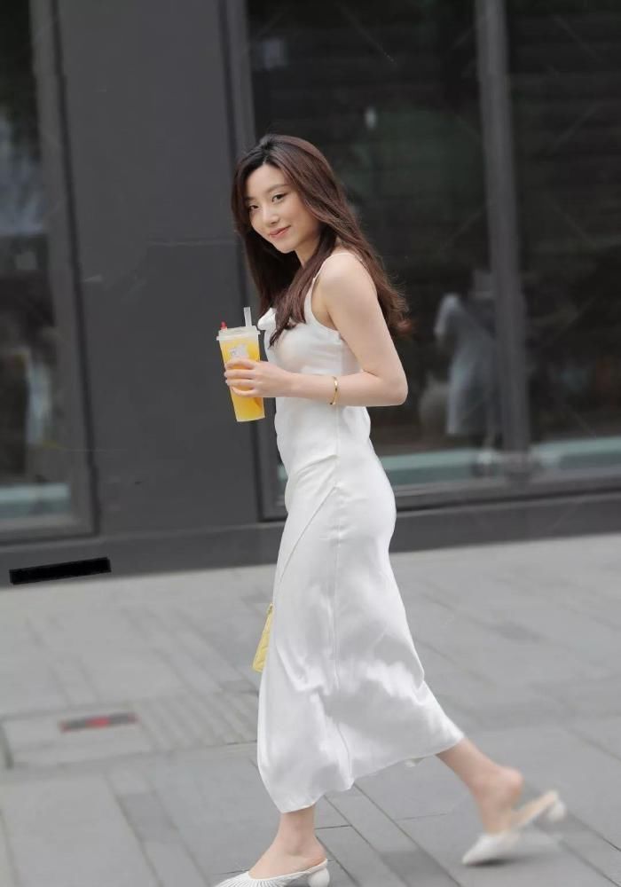 能把“睡衣”质地的衣服穿出时尚感,小姑娘不简单