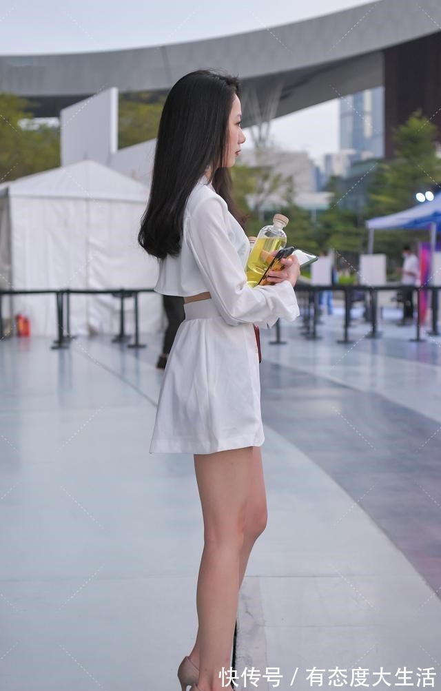 优雅 黑裤衩搭配上衣,时尚隐藏着肉感,展现自己的优雅气质!