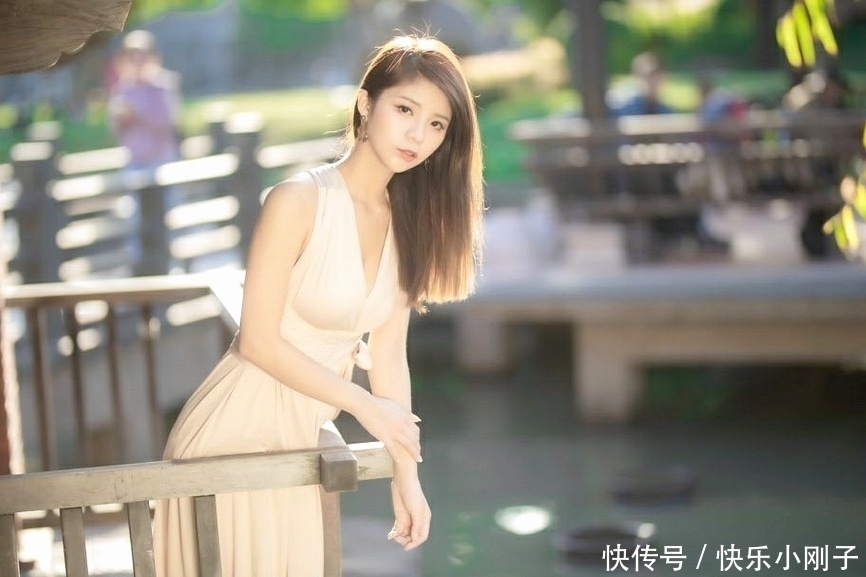 活泼|小姐姐一袭长裙，独特的穿搭，显得更加青春活泼