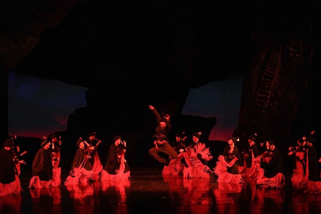  上演|演员在6米高空中起舞，全国脱贫攻坚题材舞台艺术优秀舞剧《悬崖村的幸福路》上演