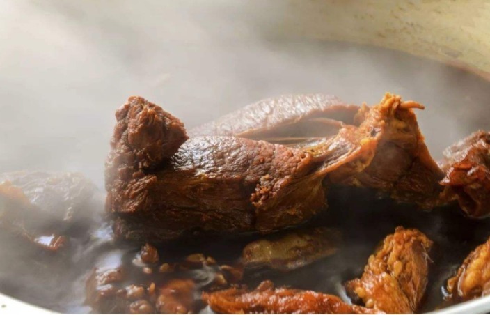 这才是酱牛肉的正确做法,谨记三个重点,牛肉紧实入味,还不松散