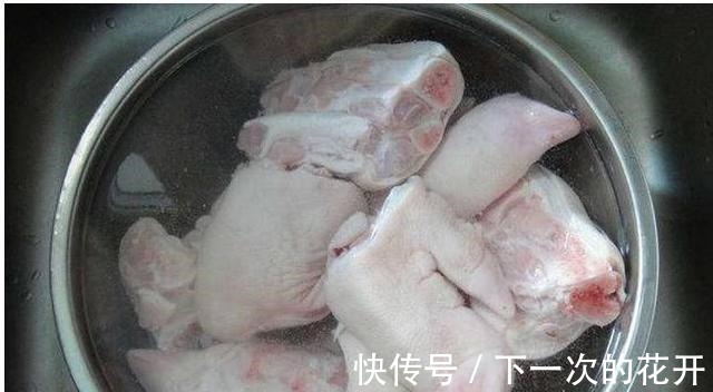 炖猪蹄不用高压锅,教你一招,只需在里面加点它,软烂入味还不腻!