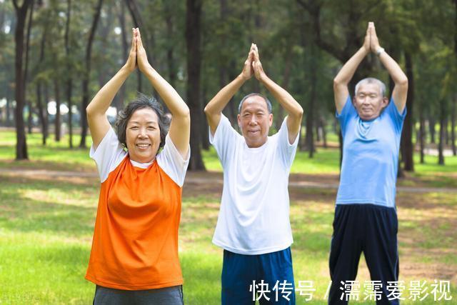 老年痴呆症|老人如何预防老年痴呆?营养师:4类食物要少吃,可能加速衰老