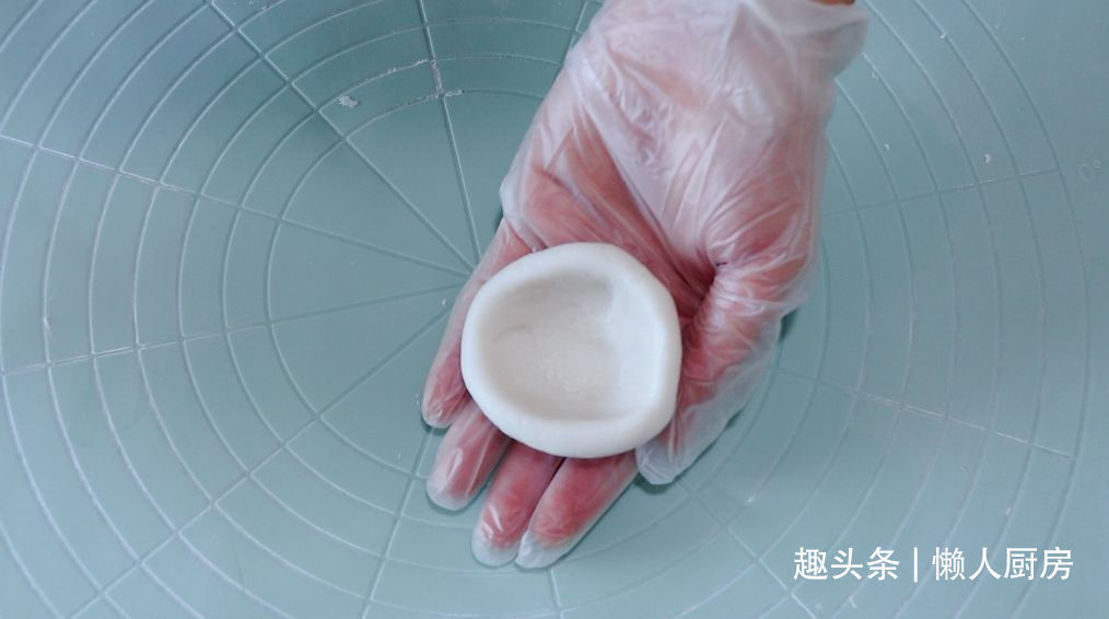 年糕不用买，撒点糯米粉，加点热水自己做，咬一口，还会爆浆