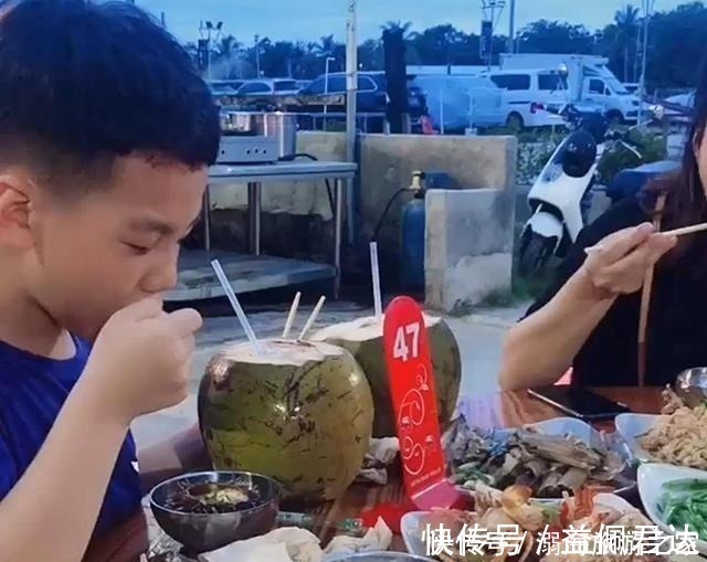 感言|一家四口旅游,爸爸让两个儿子发表感言,弟弟5个字的总结让爸爸无语