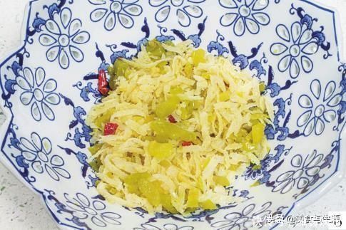 最馋土豆这个做法,蒸一蒸,拌一拌,酸辣脆爽,一吃就上瘾