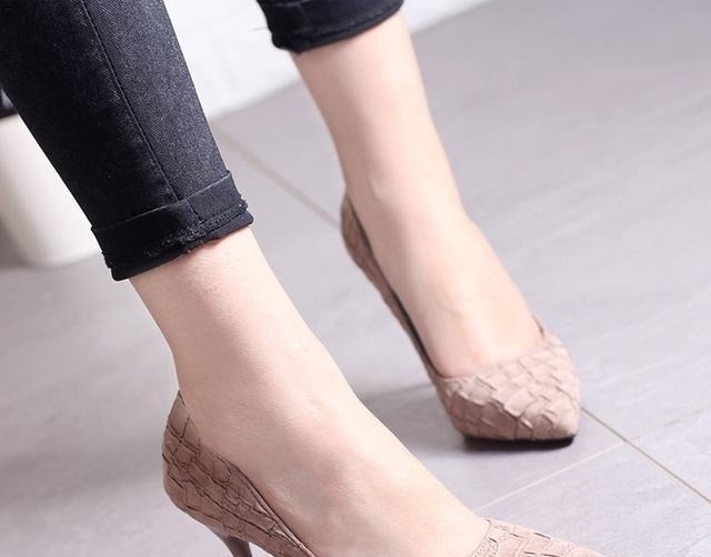 水晶鞋 新买的高跟鞋磨脚?挑选尖头高跟鞋有学问