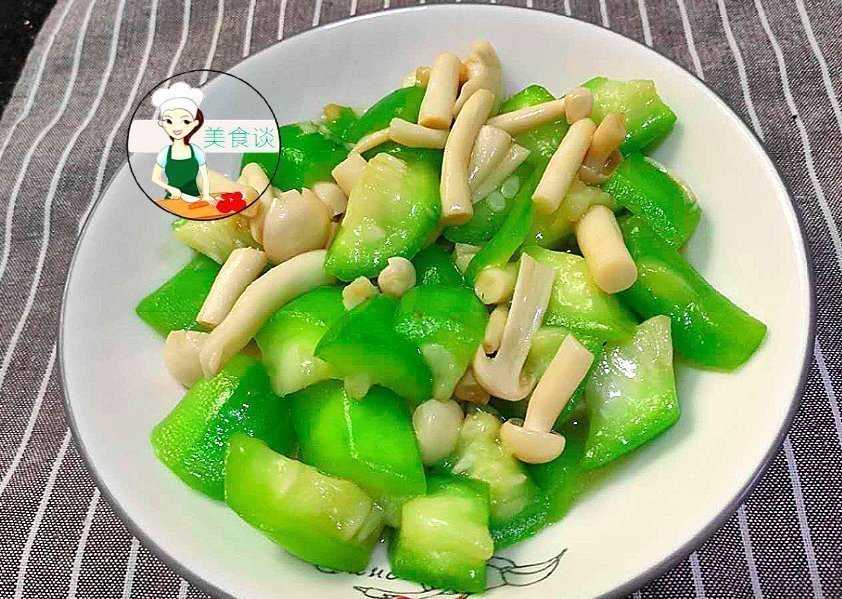 鲜甜|入秋后，这两样素菜一起炒，不放肉也很鲜甜，营养实惠，儿子爱吃