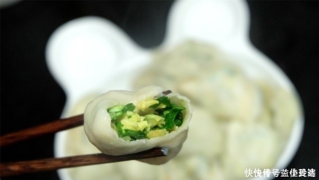 韭菜鸡蛋包饺子，多加两种食材，鲜上加鲜味特香，我家经常这么做