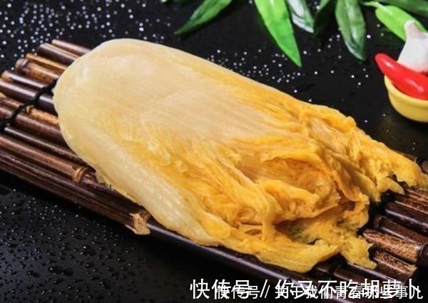 腌酸菜时，别只知道加盐，学会3个技巧，不发霉不起沫，越放越香