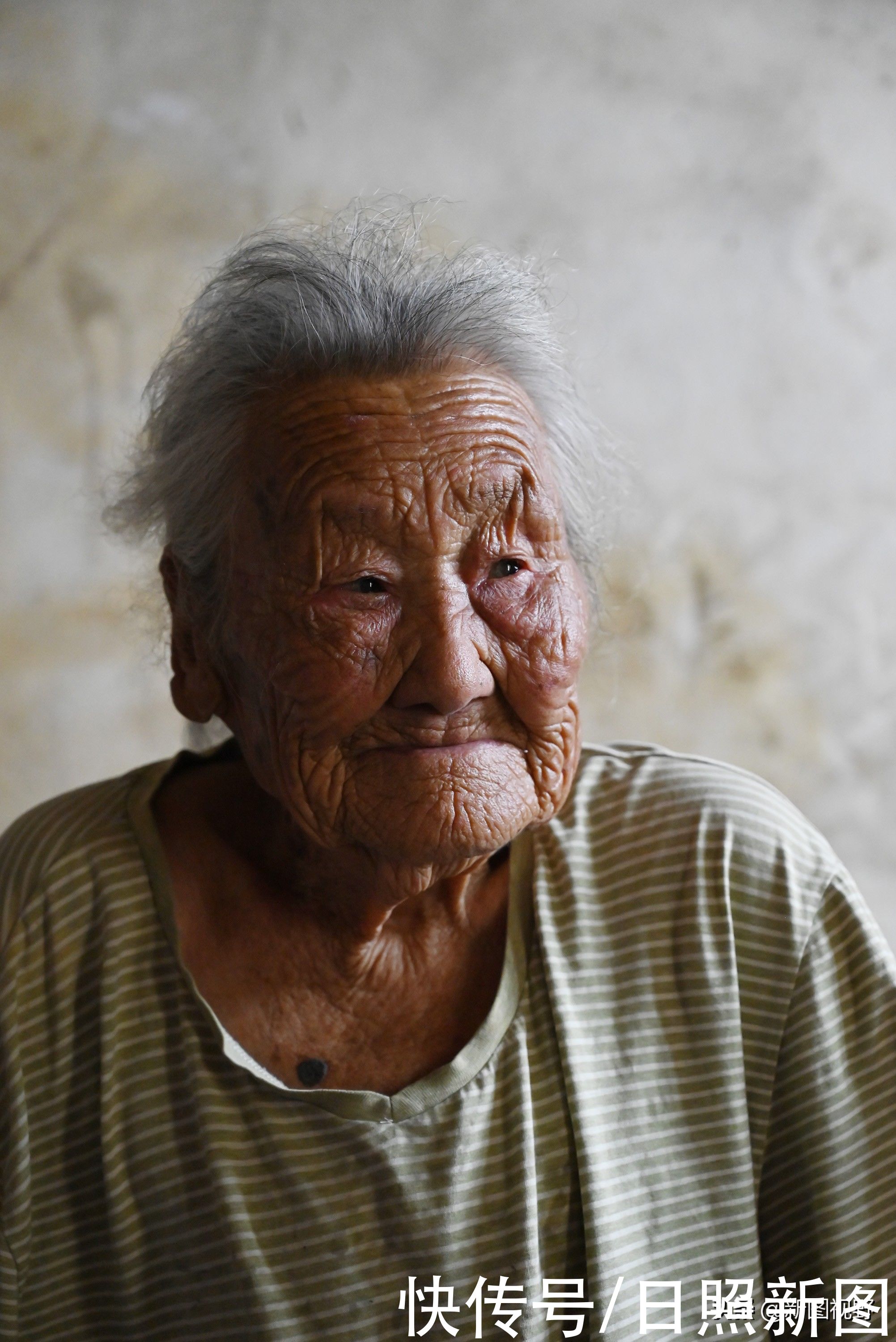 奶奶|100岁老人，每天都吃鸡蛋和大蒜，最爱逛街遛弯，长寿经验很简单