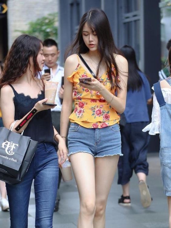 街拍|路人街拍,粉红色T恤搭配网格短裙,迷人又高贵