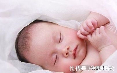 手臂|宝宝出生后不满6个月,家长再爱孩子,也别对他做4件事!