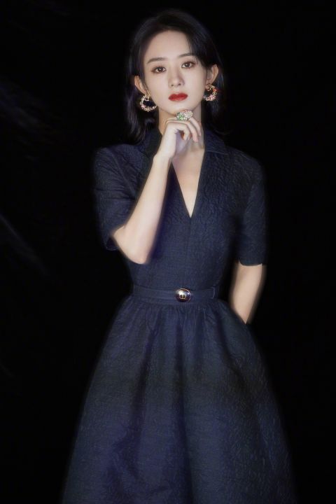 波點(diǎn)|趙麗穎《中餐廳》路透，墨綠色波點(diǎn)上衣配A字裙，真的好瘦