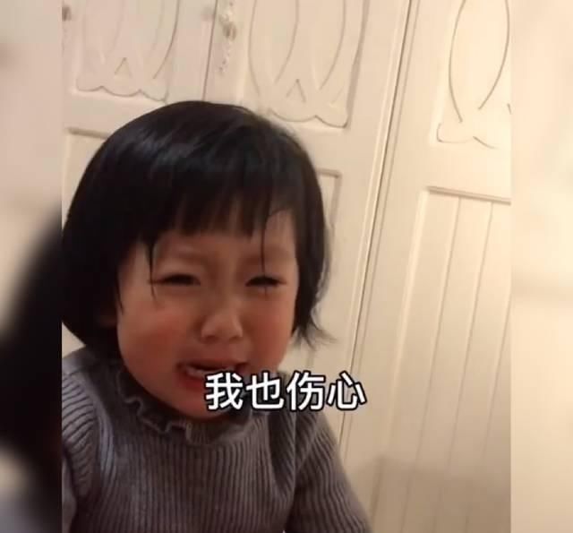 教育|女孩打了妈妈后，立即向妈妈道歉，且煞有其事地“教育”自己的手