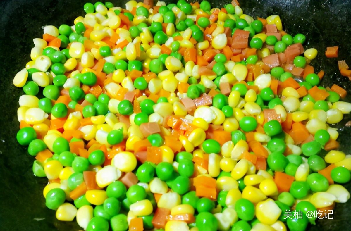  年夜饭餐桌上的“金玉满堂”，丰富多彩，寓意好，颜色绚丽