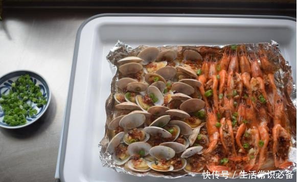 海鲜|半斤鲜虾,半斤花蛤,1把金针菇,烤出“海鲜大咖”,吃得超过瘾