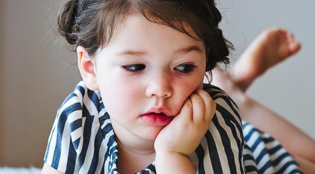 青春期|不想女儿脸变“O”,一定要纠正3个坏习惯,还女儿巴掌小脸