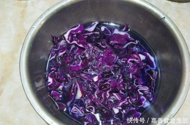凉拌|天气炎热,分享1道胖人爱吃的低脂菜,隔三差五吃,衣服渐宽松