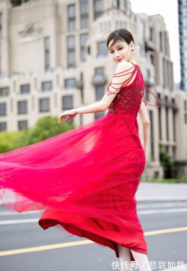 蕾丝 优雅的蕾丝提花与飘逸的蕾丝裙摆,搭配一双红色高跟鞋女神范十足!
