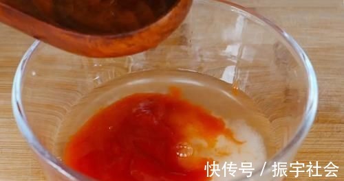 把鸡蛋整个倒进油锅里，瞬间变美食，许多人一直没有吃过，真解馋